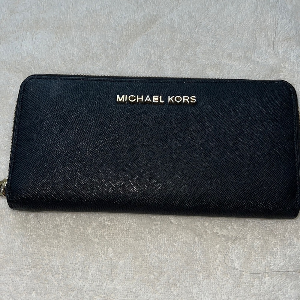 Michael Kors Expanding Zipper Wallet